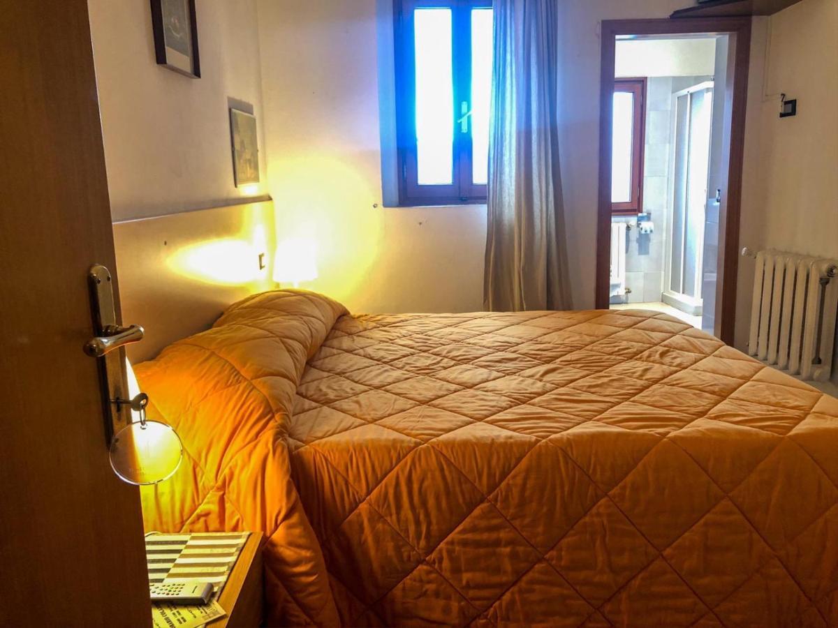 Albergo Ristorante La Torretta กาสติโญเน เด เปโปลี ภายนอก รูปภาพ