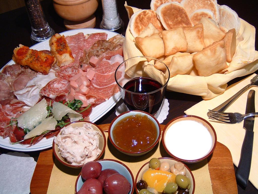Albergo Ristorante La Torretta กาสติโญเน เด เปโปลี ภายนอก รูปภาพ